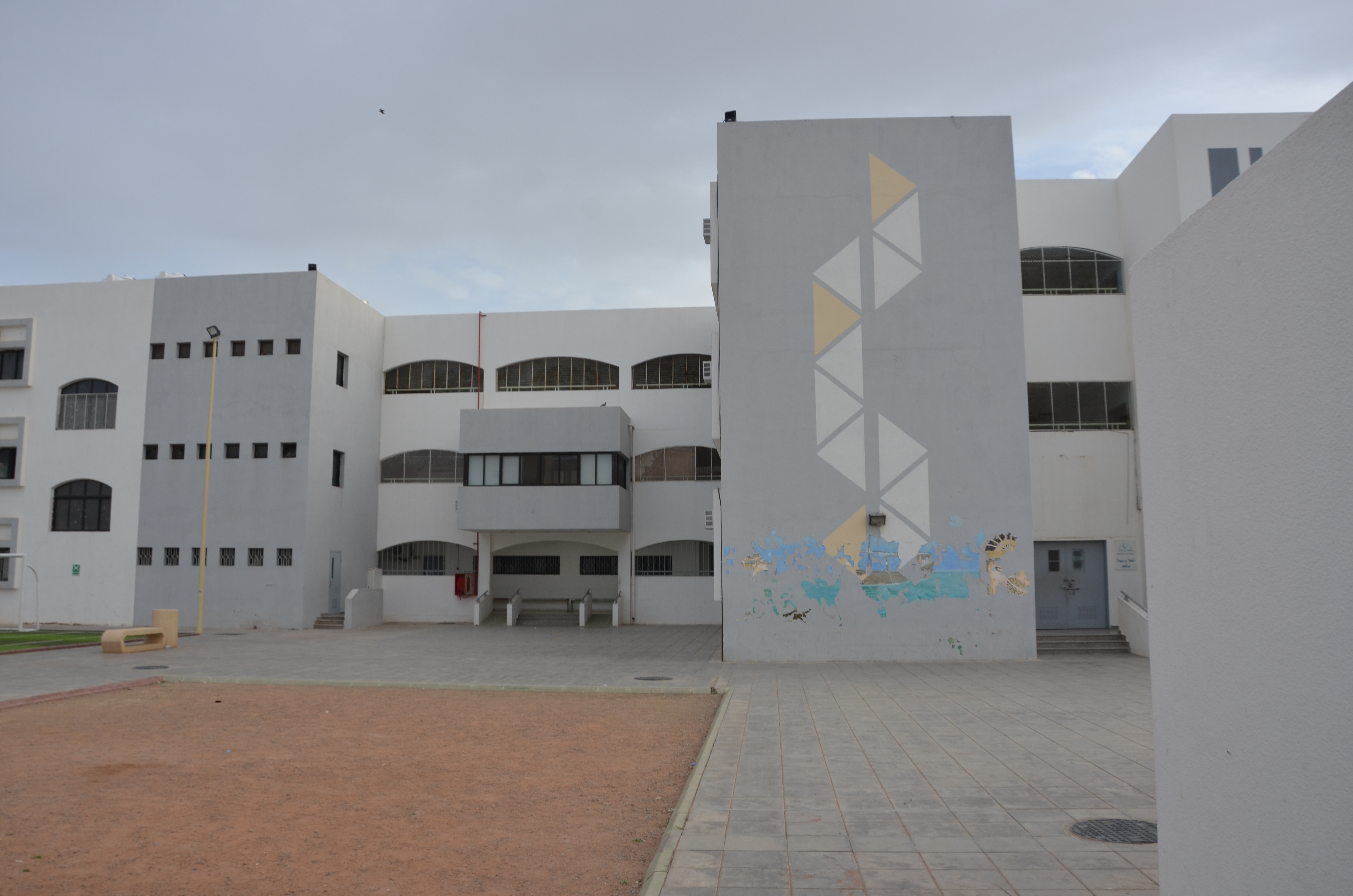 واجهة مدرسة بهوية بصرية