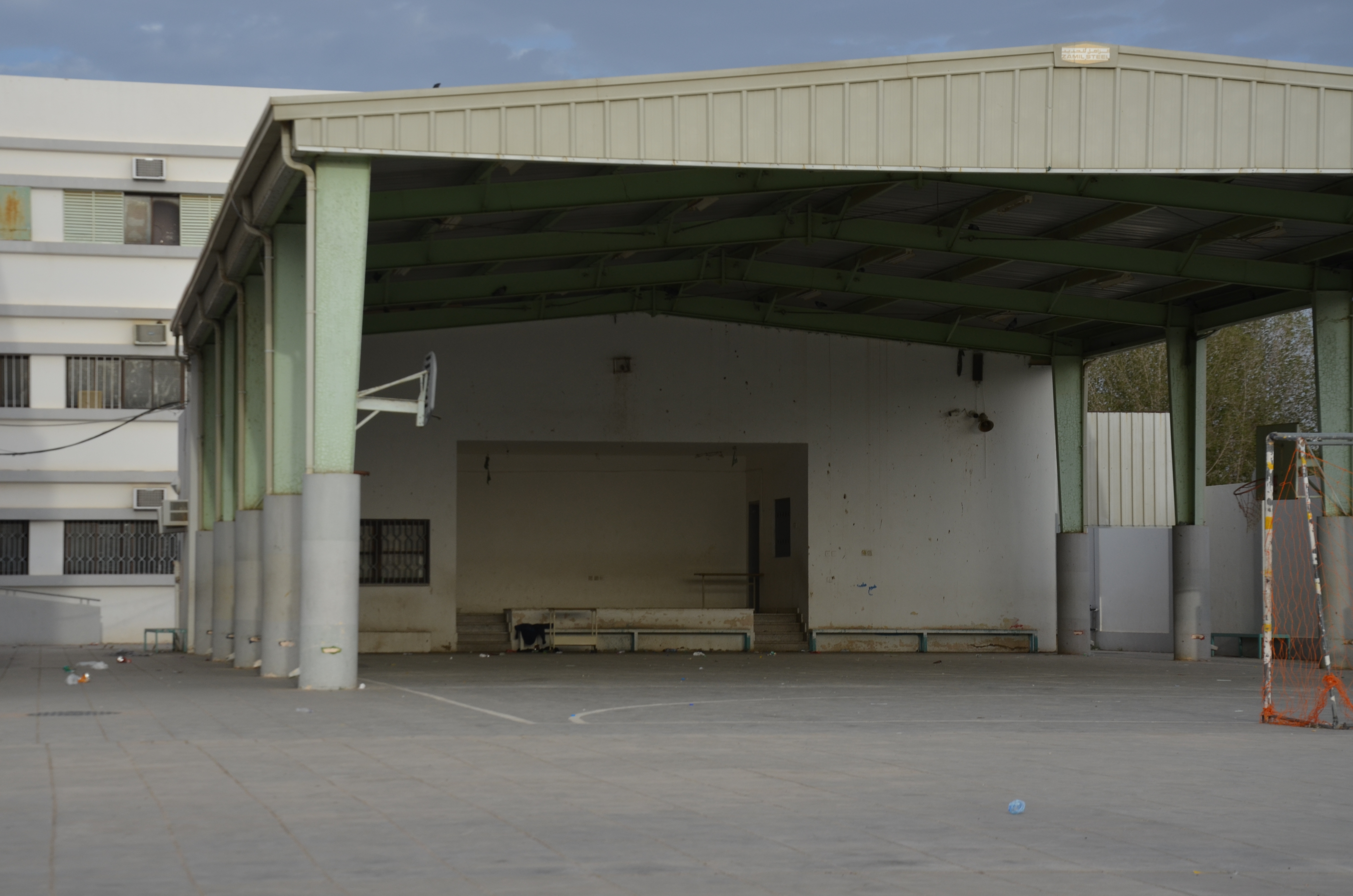 ممرات مظللة معدنية